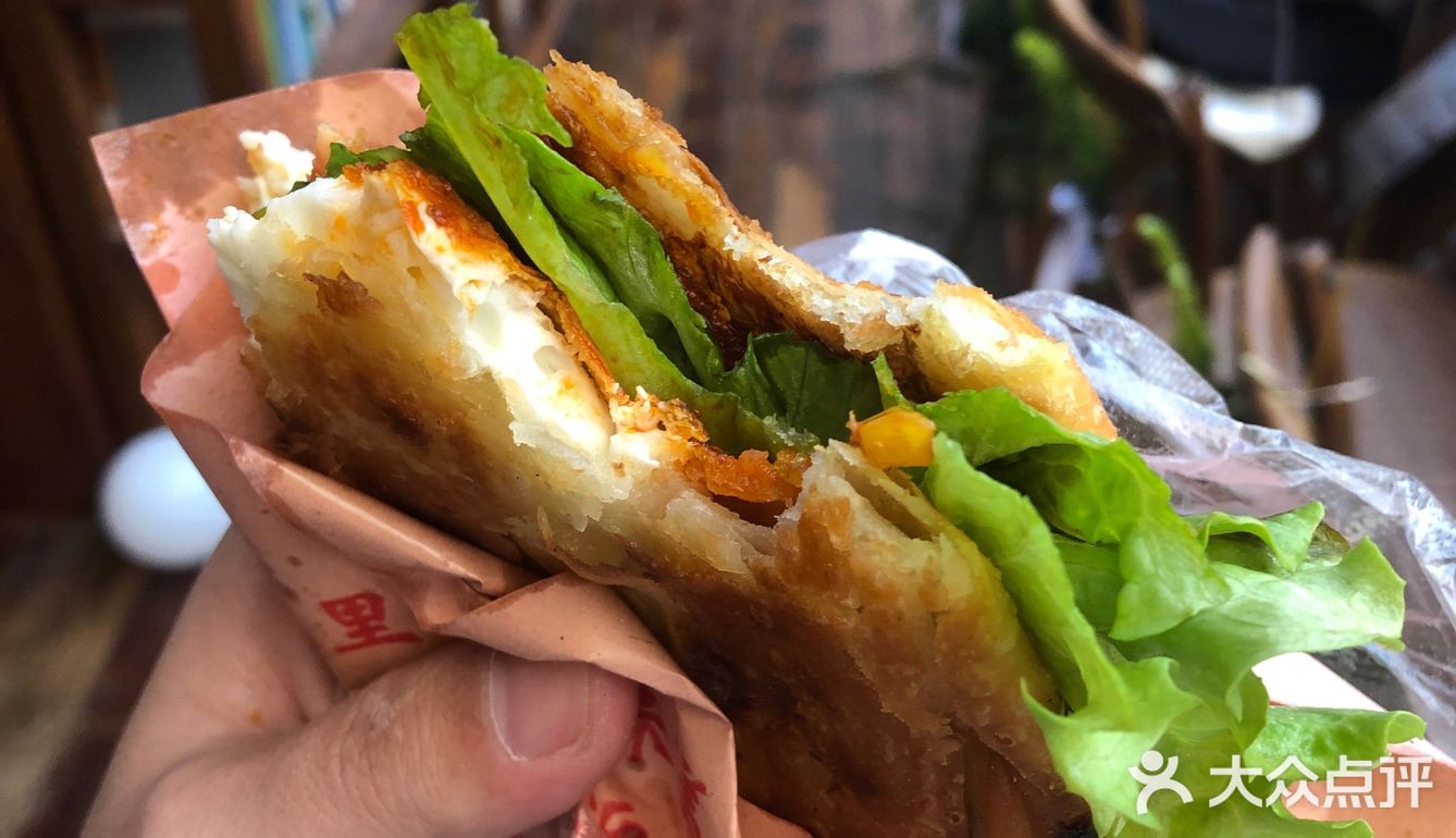 很多人驱车很远过来买 她家的鸡蛋饼是老式的鸡蛋灌饼