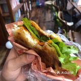 很多人驱车很远过来买 她家的鸡蛋饼是老式的鸡蛋灌饼