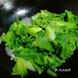 秋季的蔬菜不比春夏差，最爱香软的～清炒油麦菜！