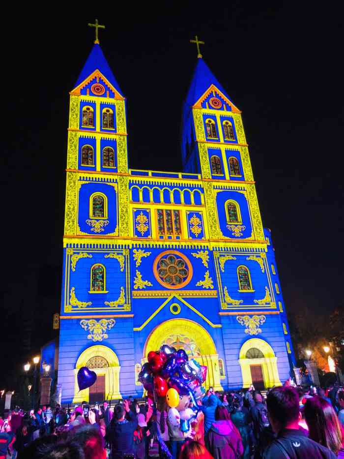 凯德茂,在市北区的双山,地铁也可以直达,吃饭商业为一体的大型商场,负