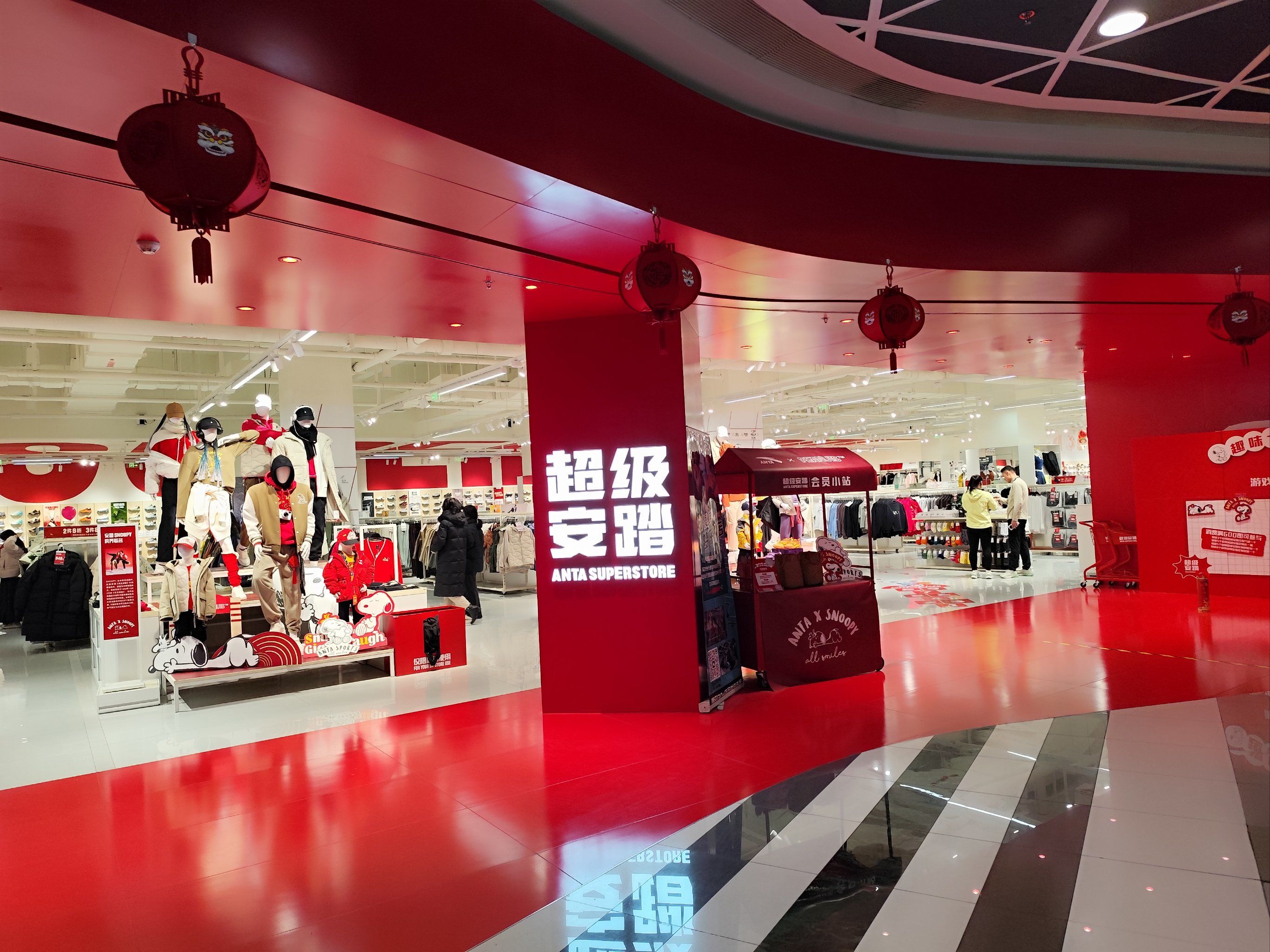 网红风格,没想到安踏已经进化成了超级安踏,整个店面的装修是红彤彤的