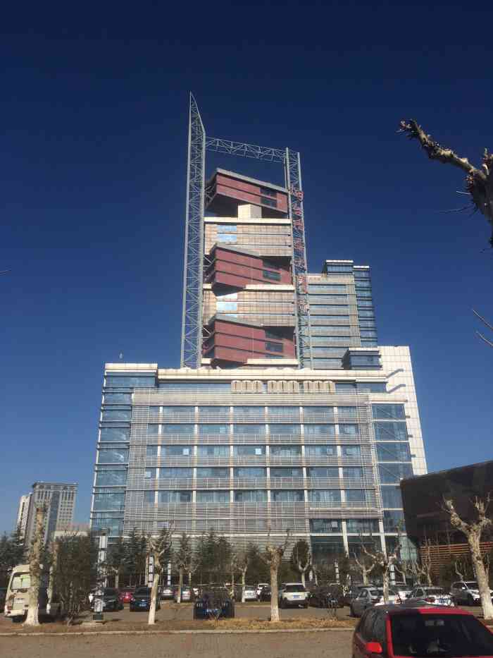 烟台广电大厦-"这几天的蓝天白云很给力,我们美美的大厦.