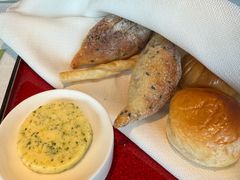 餐前面包配黄油-弦月窗LUNETTE BY AMANDA(复兴路店)