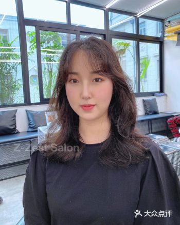 很多人烫发的时候 都会利用一种方式去烫发 