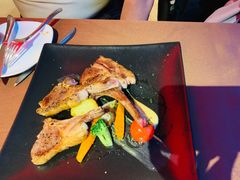 风味烤羊排配芥末酱烤蔬菜-卡本妮法餐厅·北京和平宾馆