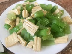 芹菜腐竹-宝瑞门钉肉饼店
