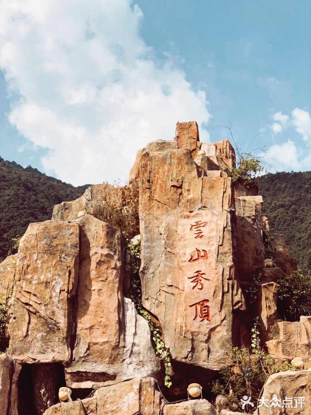 - 玻璃桥：全透明高空景观玻璃桥，达168米