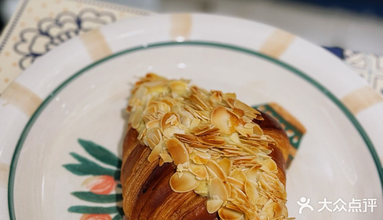 芳华街的谷悟面包，买了一堆