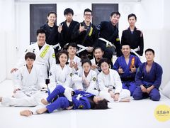 -菠萝格斗巴西柔术训练馆