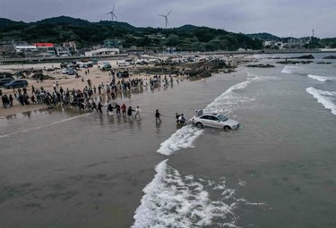 平潭游客拯救海边泡水车！！！