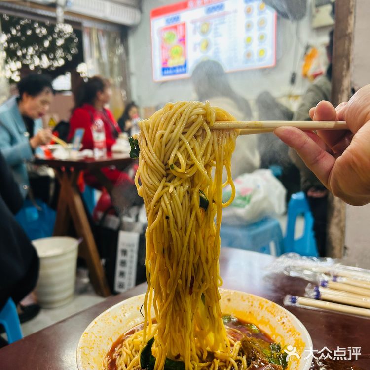 朝天门有重庆最大的批发市场，每天凌晨三四点