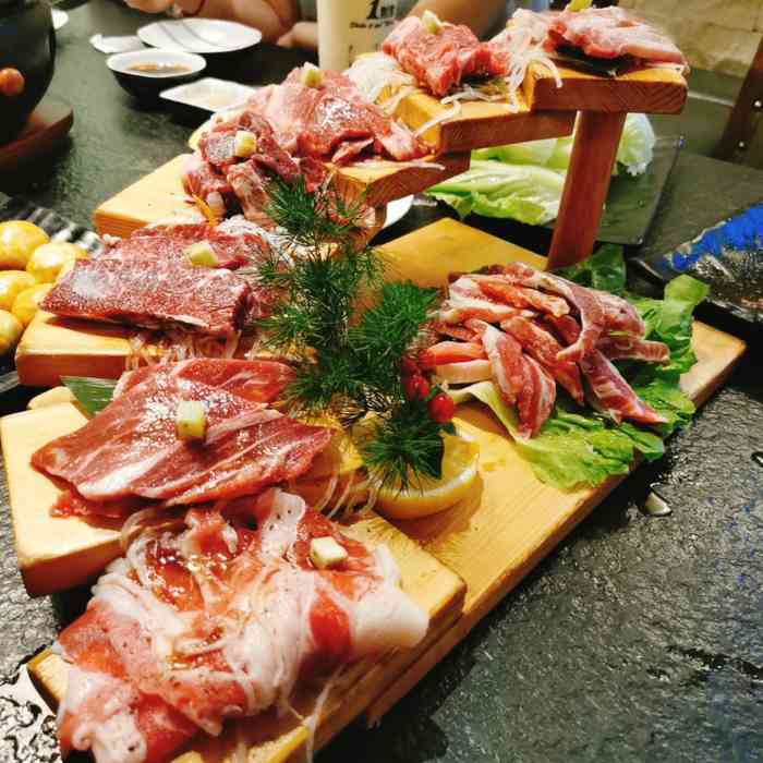 花果牛魔王烤肉-"朋友推荐,据说排行榜第一的烤肉,个人感觉.