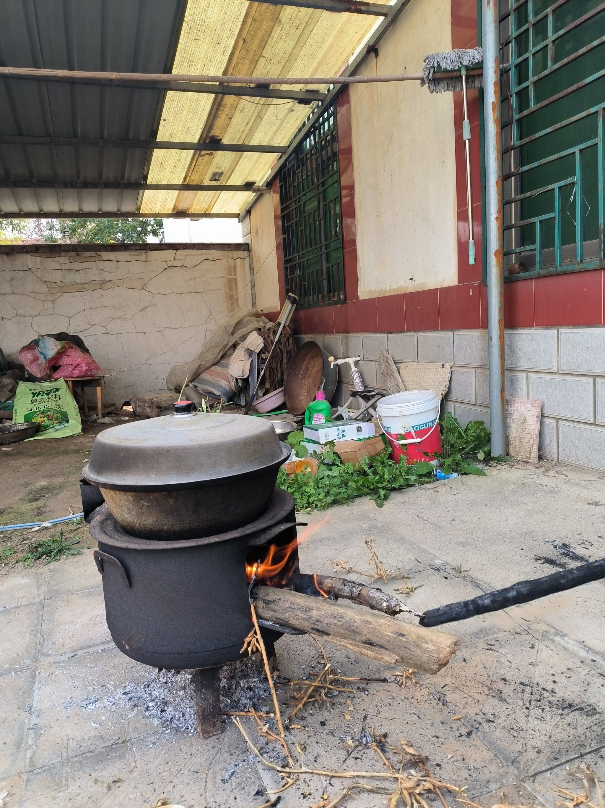 烧上柴火来个地锅炖