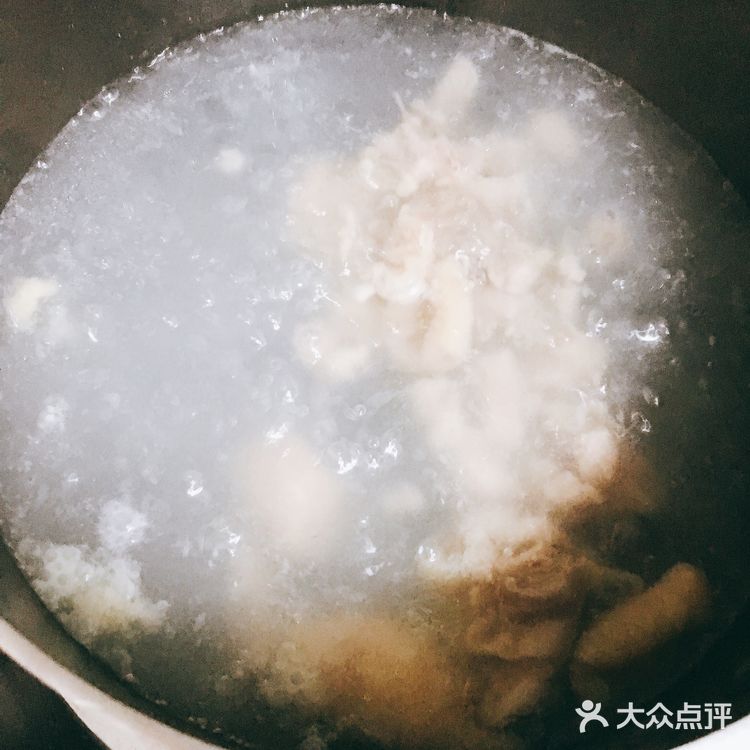 拌上糖、醋、酱油、蒜末、白芝麻、小葱、香菜、芝麻油