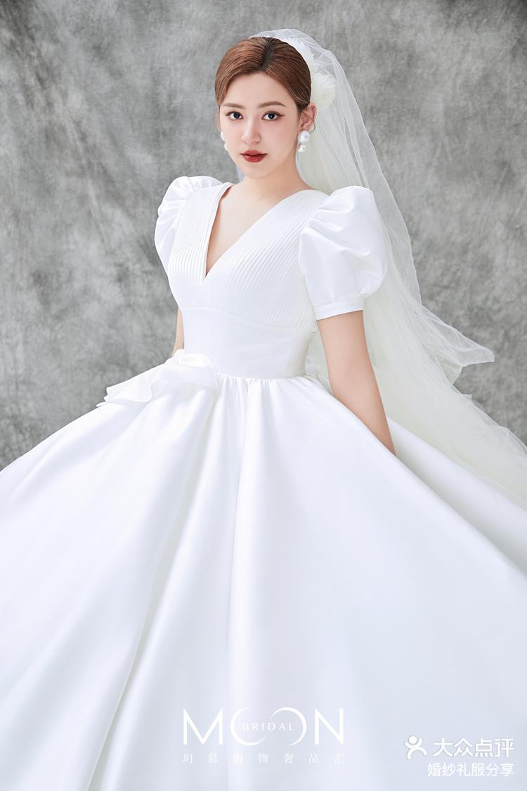 质感与高级感并存的法式缎面婚纱