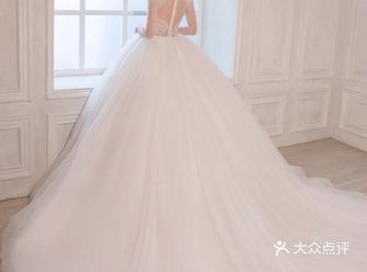 珍珠与蕾丝的搭配，一款复古浪漫的婚纱
