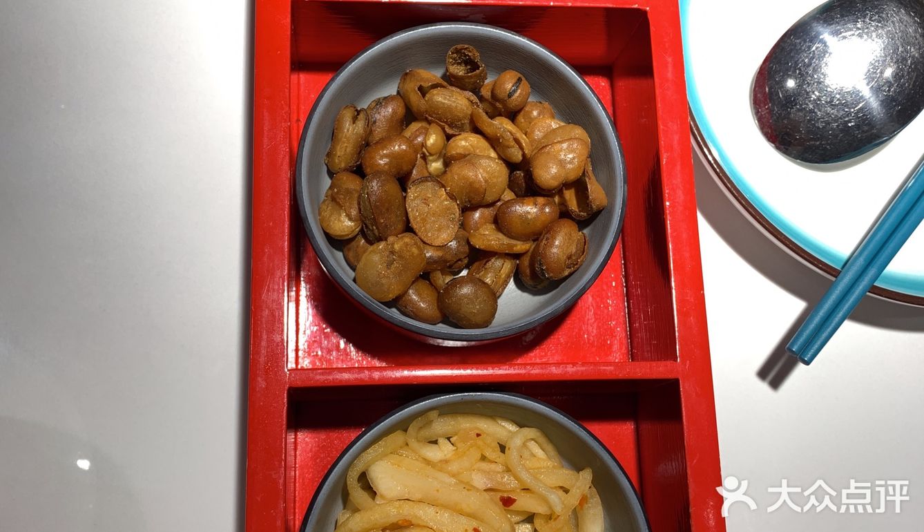 我都是2-3人过去，点2个主菜就够了，很实惠