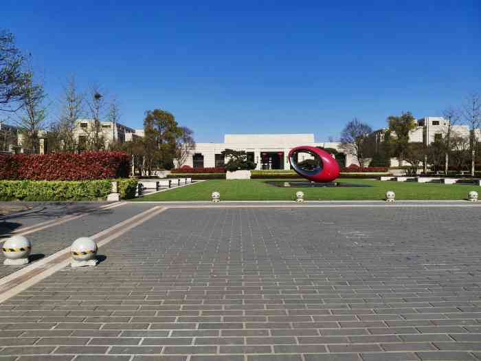 打分 三林这边的别墅区,绿化多,环境好,有钱真好!