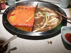 乌鸡菌汤鸳鸯锅-卤教授老火锅