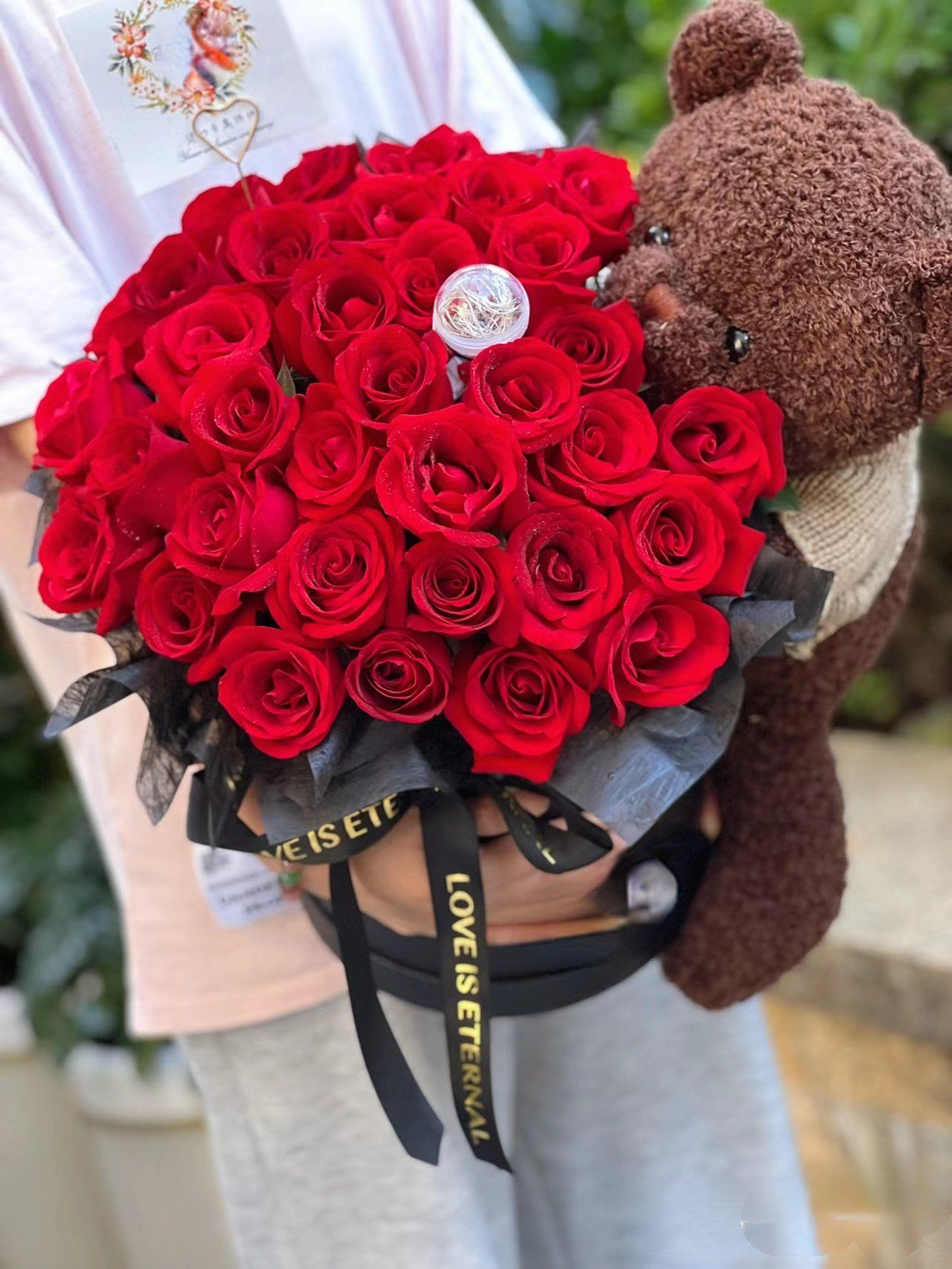 红玫瑰95抱抱桶 满天星花束