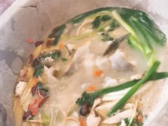 开蒸前的汤底-姚记抚仙湖石锅鱼庄