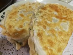 两个韭菜盒子番茄鸡蛋汤-羊家胡同·龙虾烧烤火锅(龙汇路店)