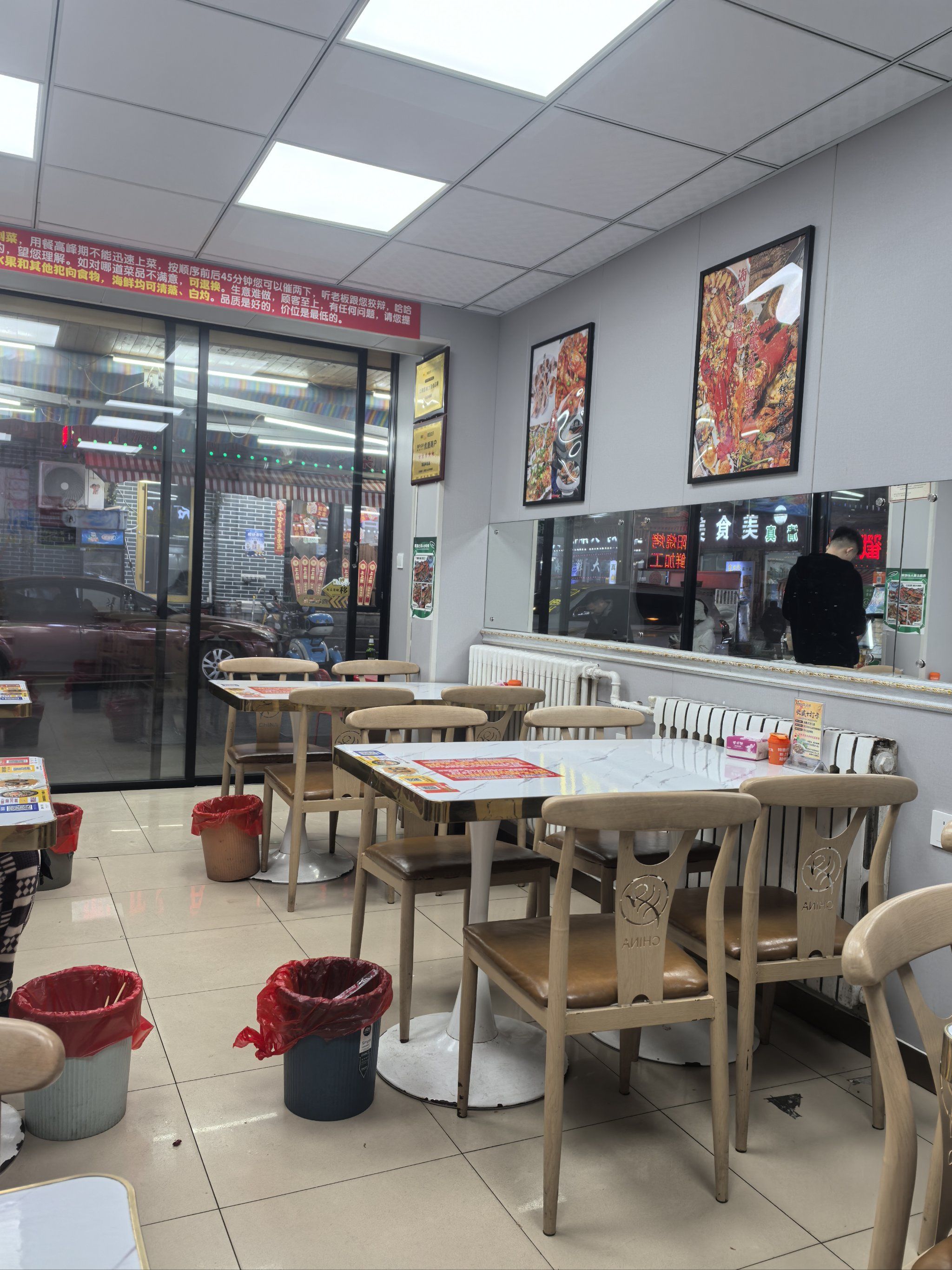 进了这家饭店,帅哥老板非常和气,小店不大桌子不多,但挺干净