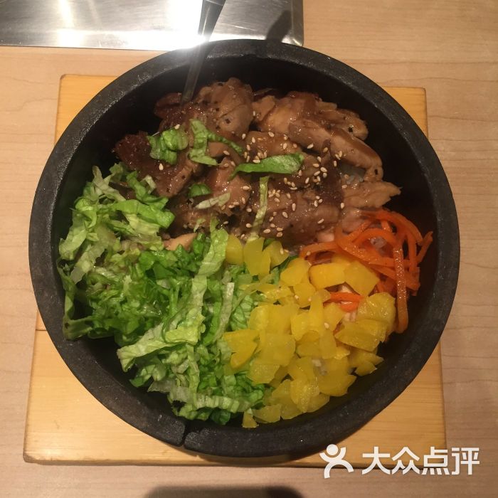 新石器烤肉(淄博万象汇店-黑椒鸡腿肉石锅拌饭图片-淄博美食-大众