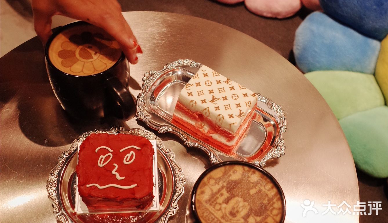 这家咖啡馆居然还是个潮流集合店？！