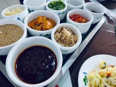 制作沾水的调料-朝伟清真铜瓢牛肉馆(三十年老·店)