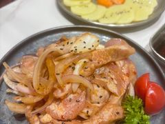 -山野的朋友露营炭火烤肉