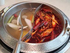 红油清汤鸳鸯锅-左庭右院鲜牛肉火锅(浦江欢乐颂店)