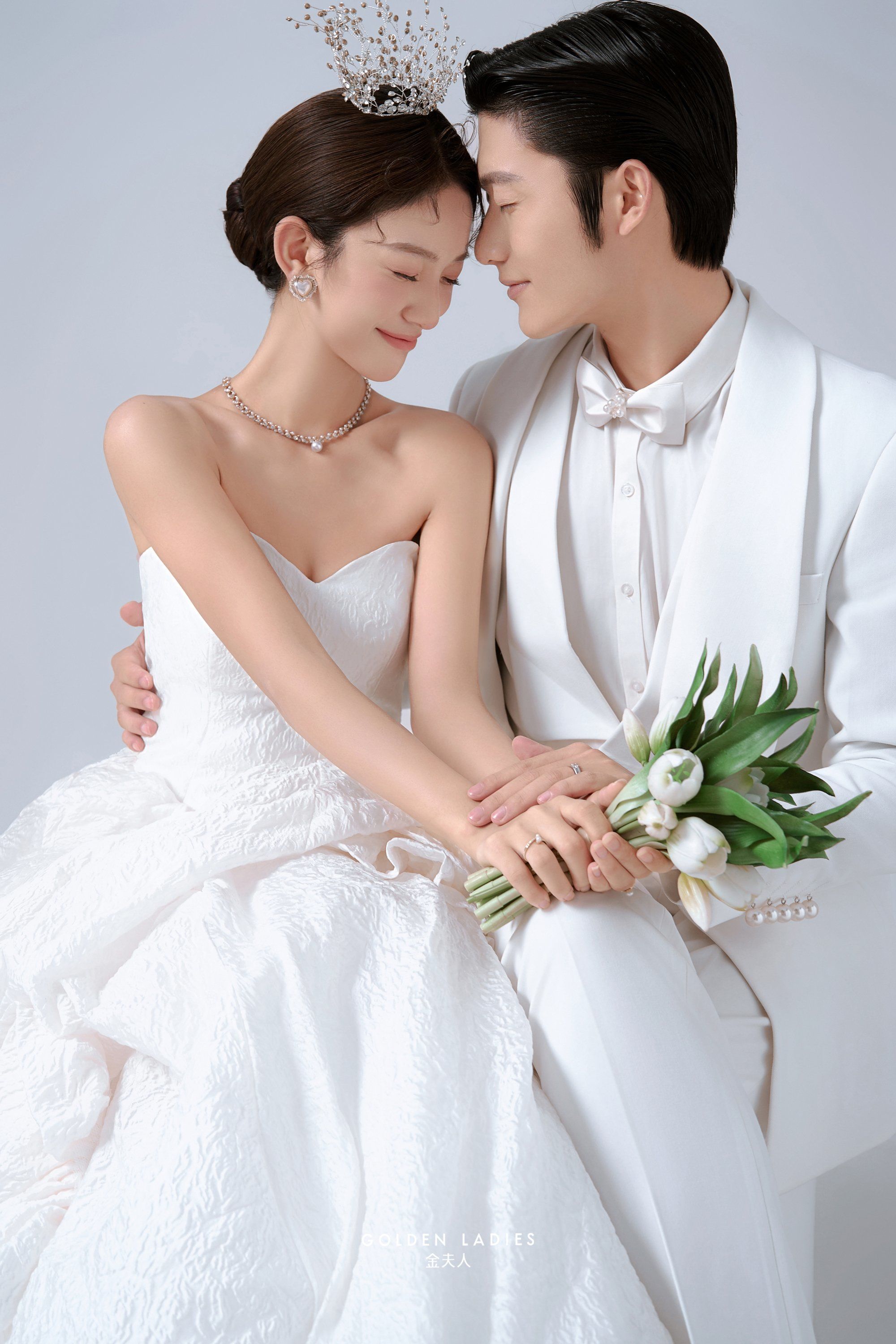 纯白色的婚纱照太美了