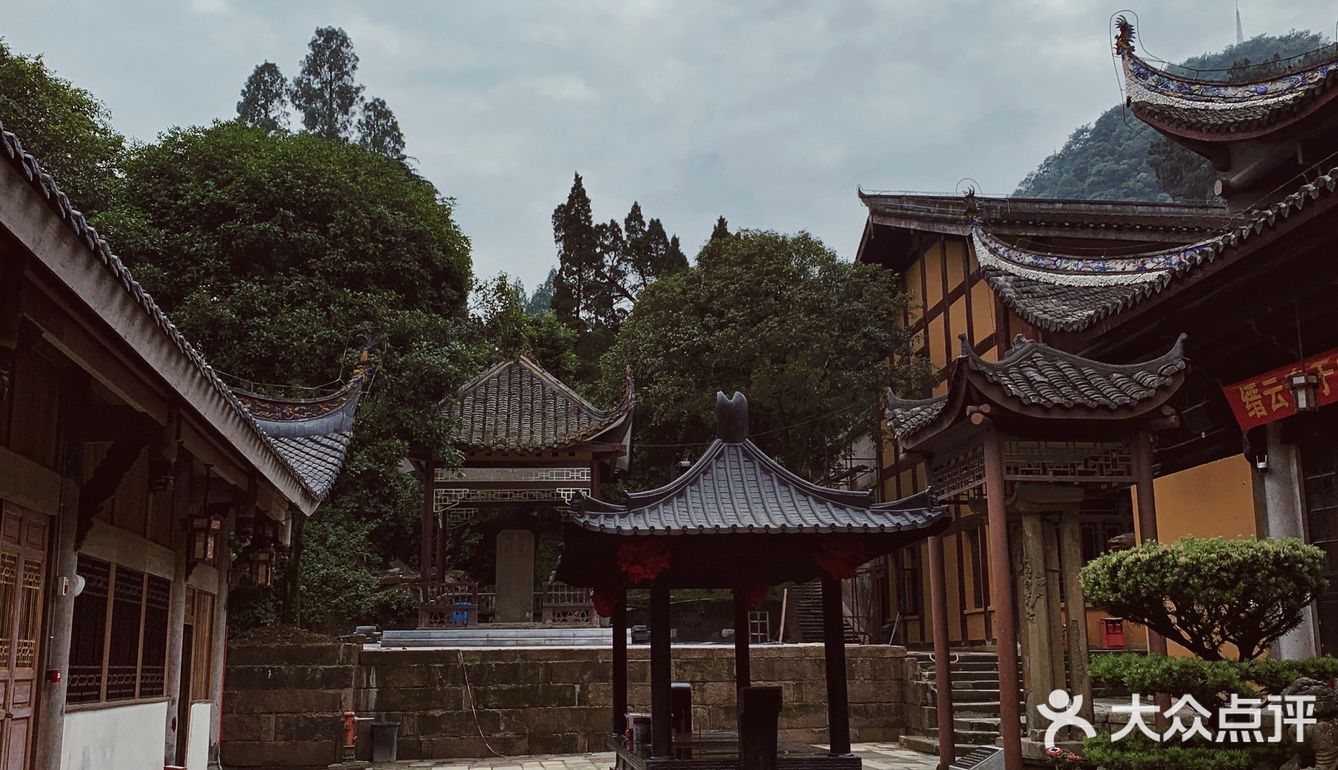 缙云寺位于重庆市北碚.它坐落在具有1500多年历史的