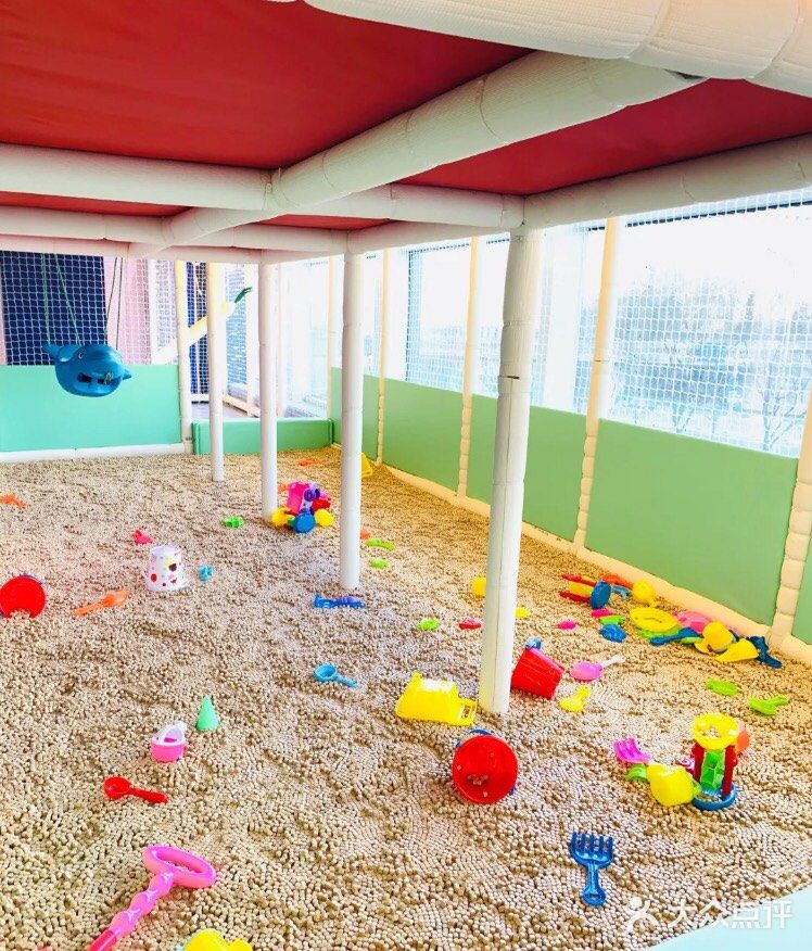 这里的特色项目就是小黄鸭漂流