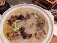 -帅巴人舅母子腊蹄民俗村