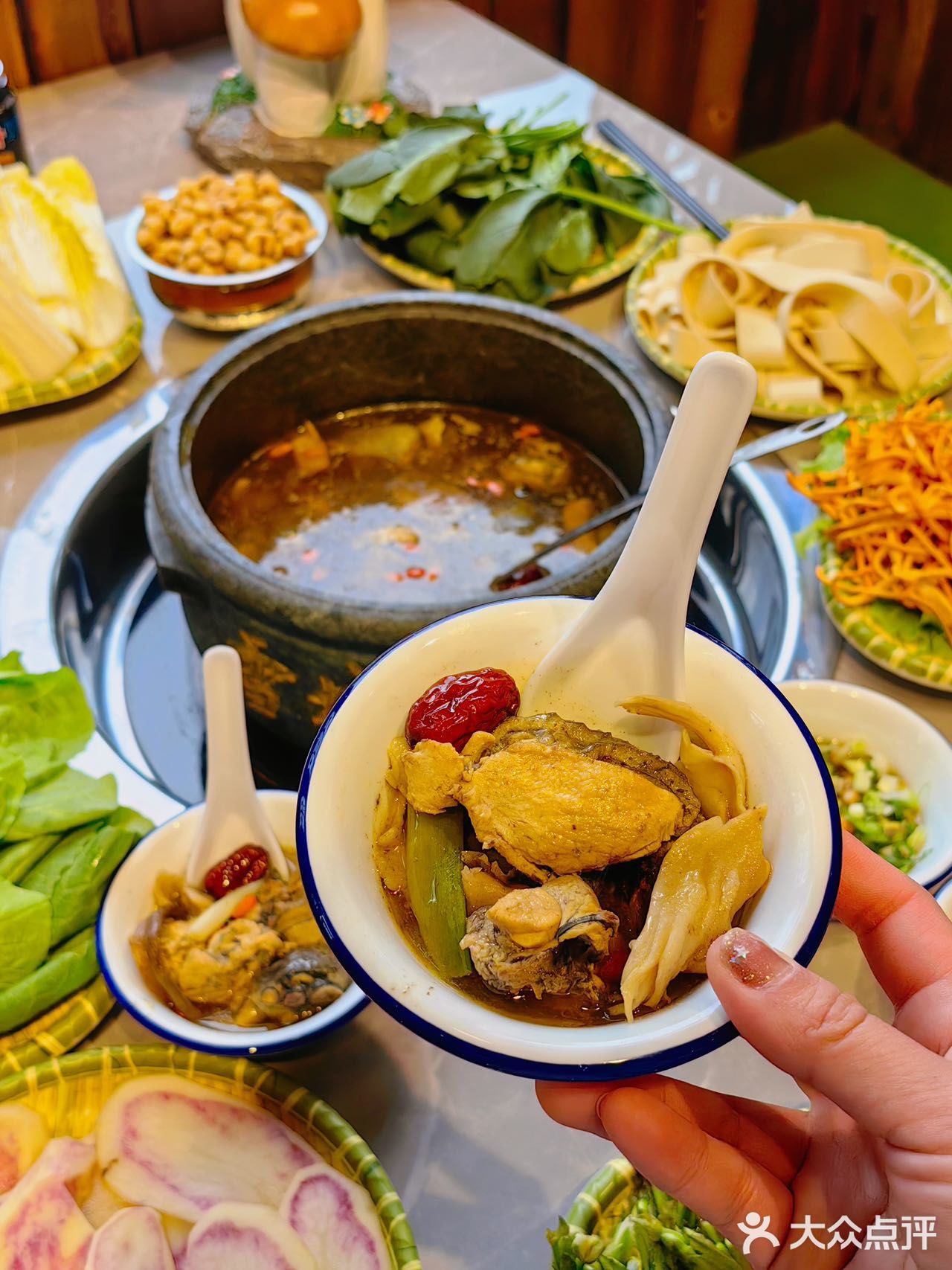 布达拉宫旁的神仙石锅鸡！野菌汤底绝了！