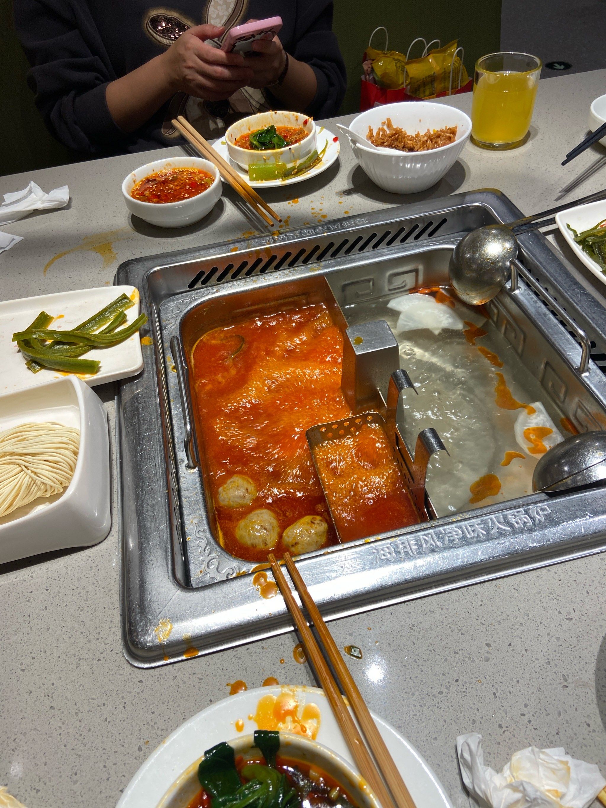 海底捞火锅 
锅底我们是两个人 所