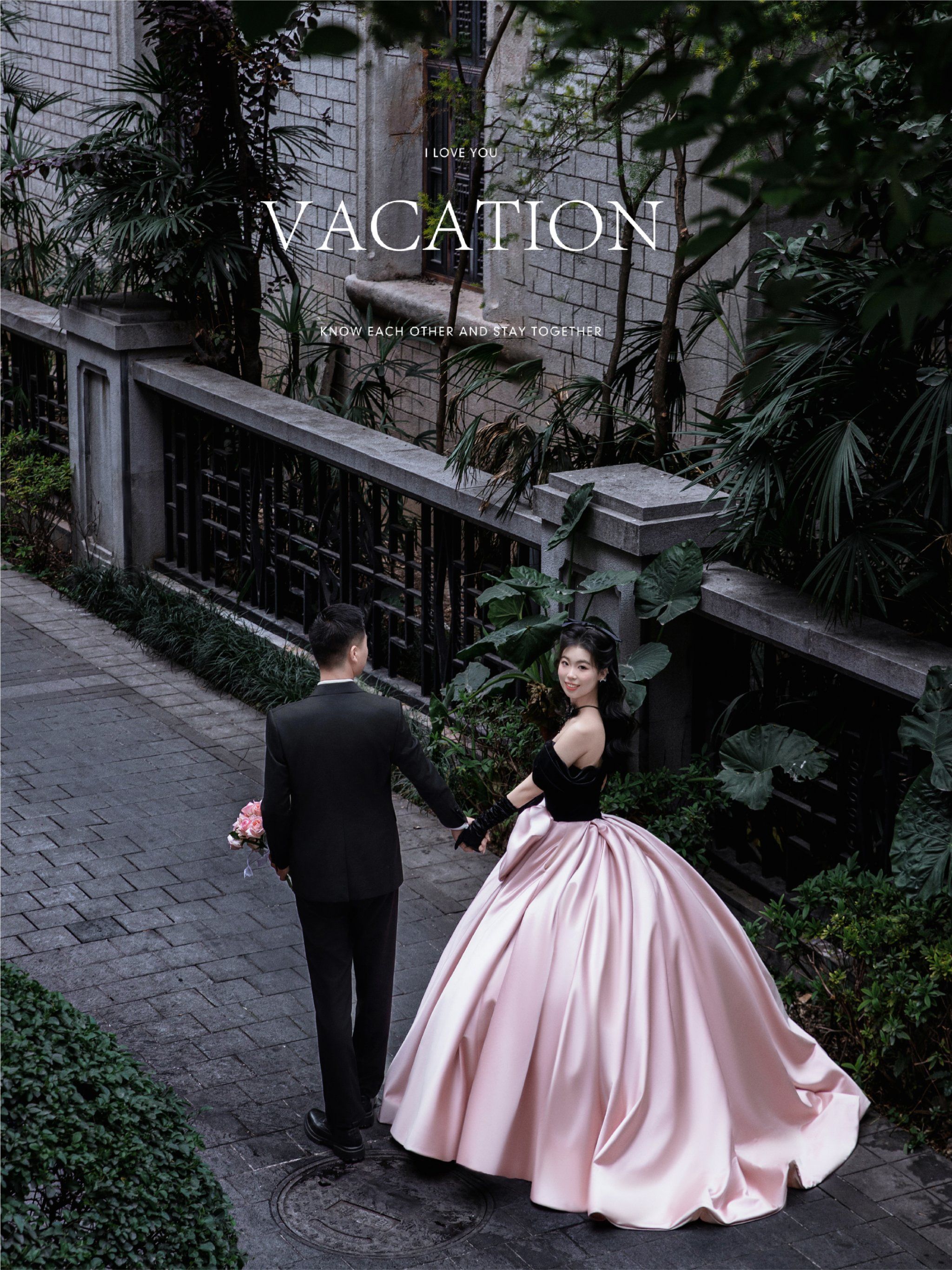 街拍婚纱照黑色上衣凸显身材比例
法式婚纱照粉色的大裙摆不失活力