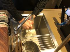 员工及时清洗抹布，但不知为何写的是消毒布却用自来水洗-星巴克(北京中关村北京国际店)