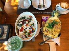 -Chom Cafe and Restaurant