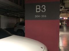 -新世界百货崇文店停车场