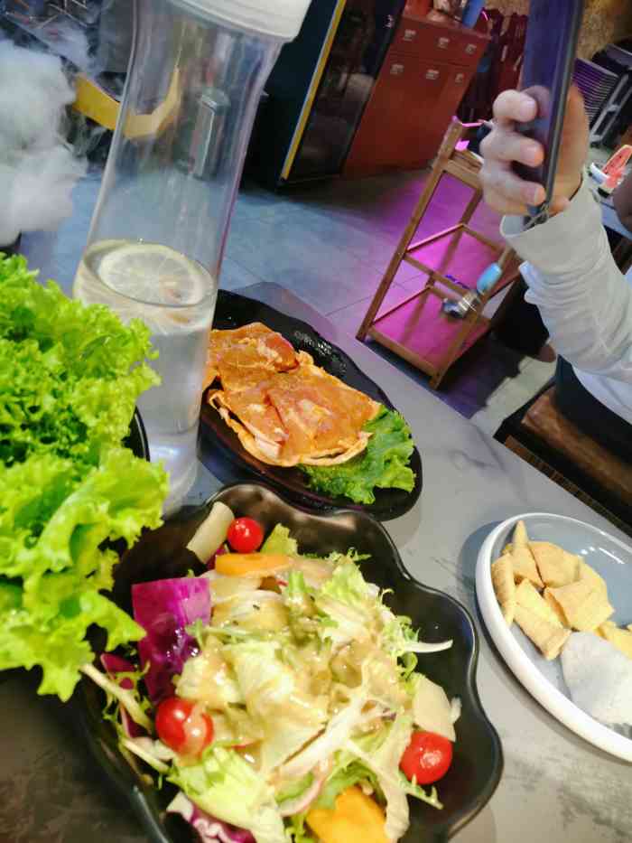 燧人氏烤肉(香港中路店)-"最近很火爆的一家店,服务生不少,但是要.