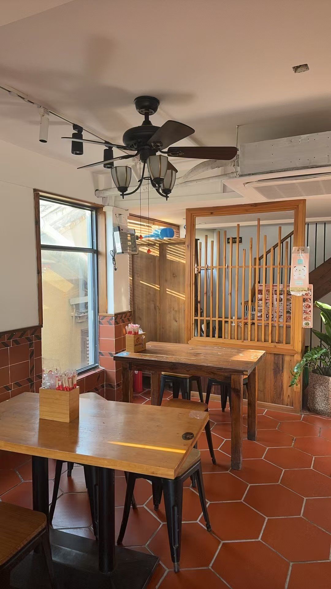 小餐馆的风景画卷