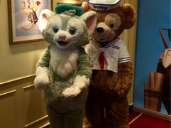 -小镇影院迪士尼小熊Duffy与他的朋友合影地