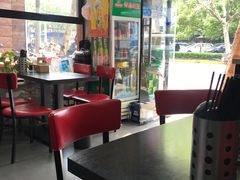 靠窗位-丽影重庆小面(定西路店)