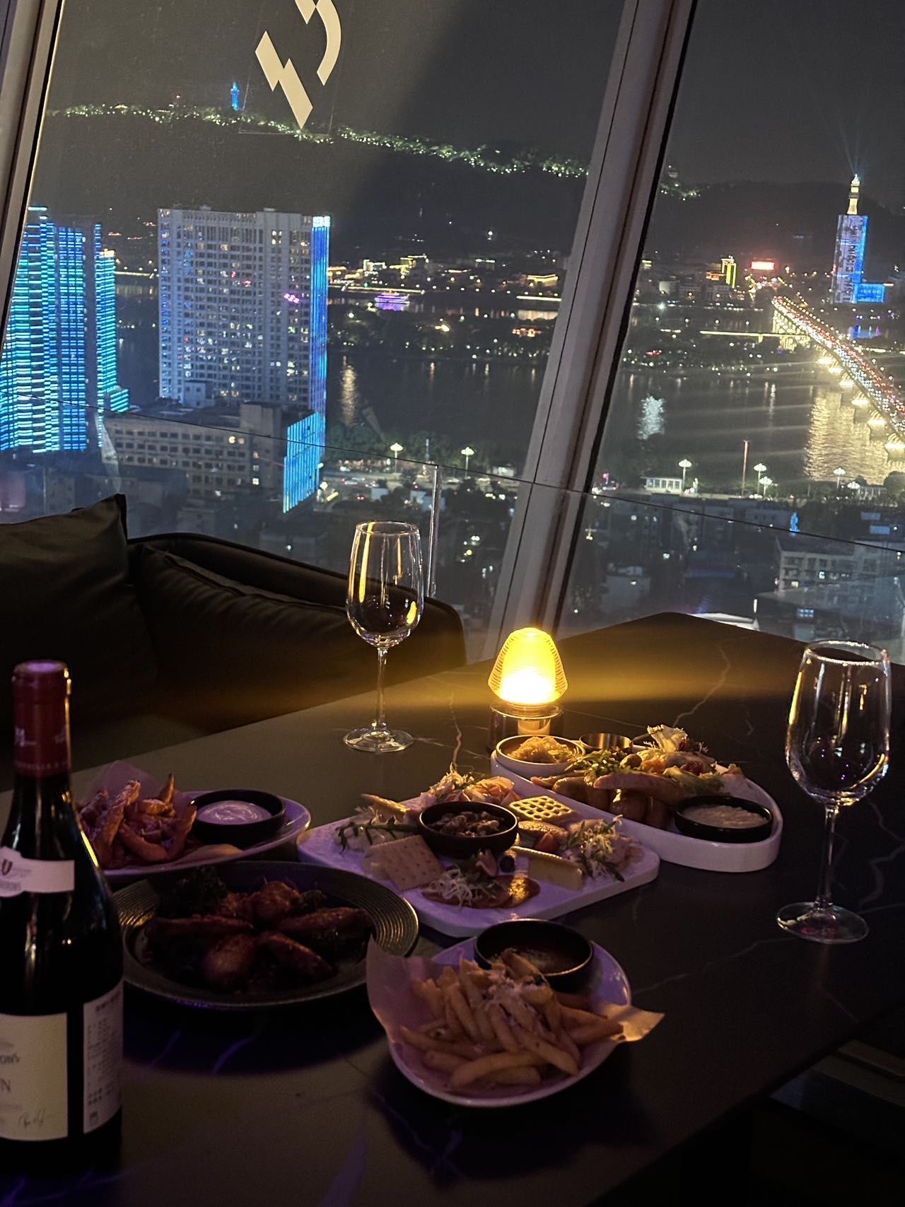 长沙浪漫邂逅360°旋转餐厅[爱心]情侣