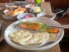 烟熏三文鱼配烤饺子皮和芥末籽酱-BOR Eatery(安福路店)