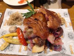 脆皮烤猪膝配酸耶菜-HUZI虎滋精酿餐吧(京西大悦城店)