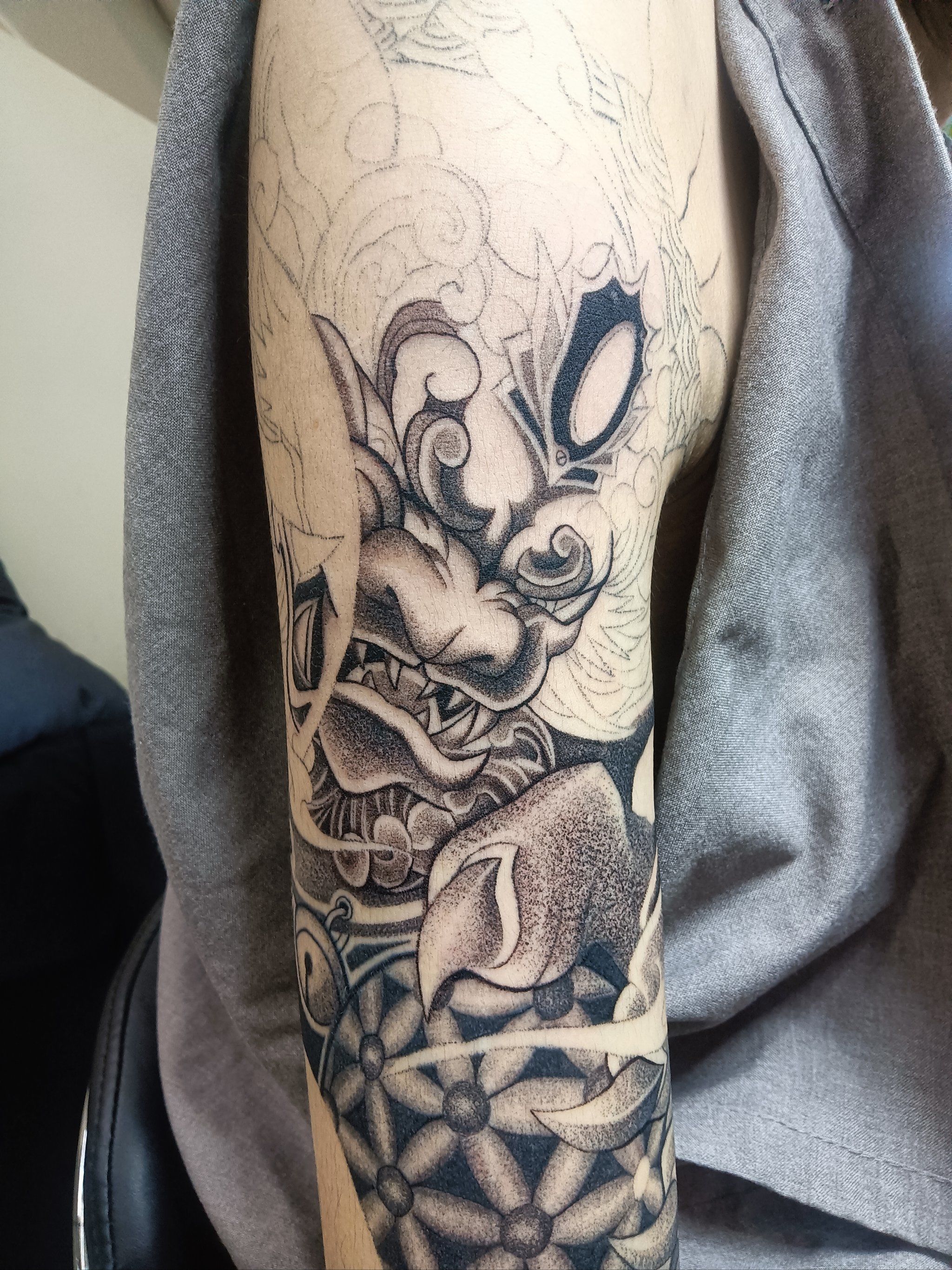 当然是大臂唐狮啦 纹身是个细活儿 咱得慢慢来